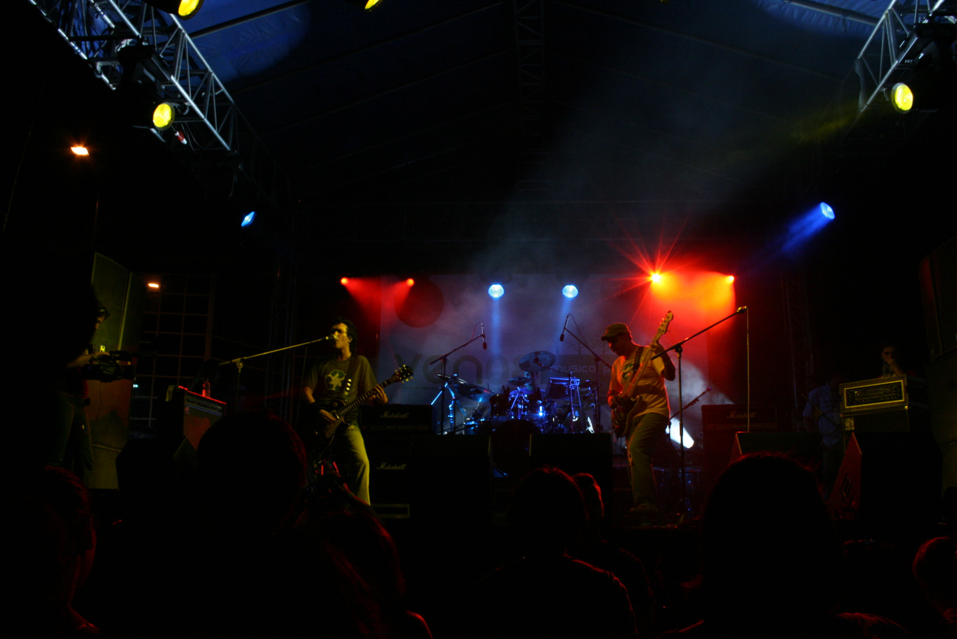 Los Automáticos performing live